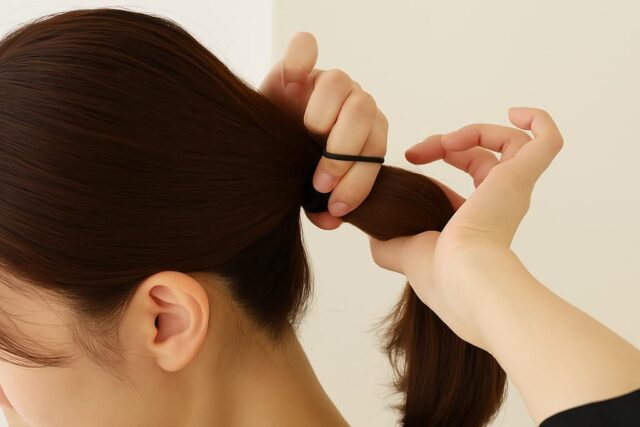 低めの位置での一つ結び：シンプルで清楚な印象に